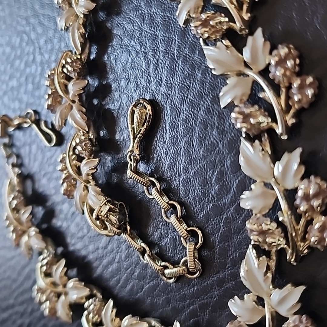 Vtg Coro Gold And Cream Floral Necklace 28$